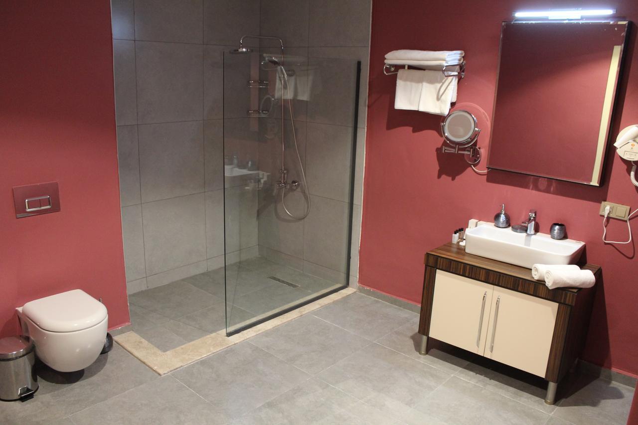 Deluxe King Suite