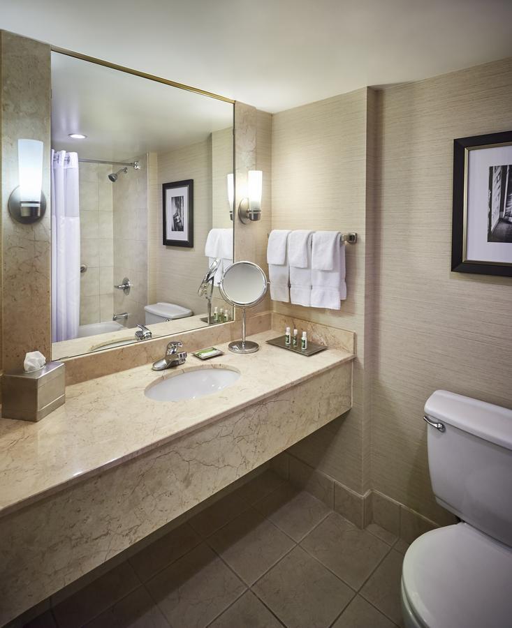 King Suite with Panoramic View - Corner Room/Non-Smoking