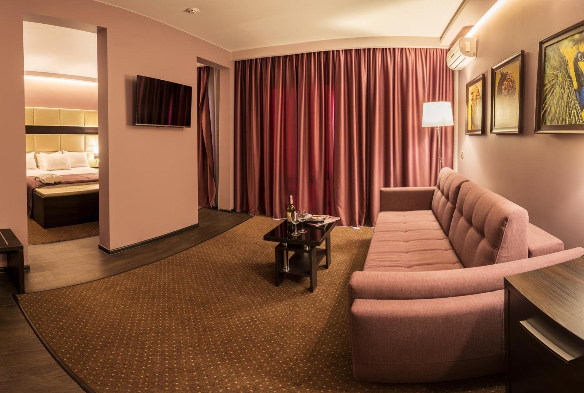 Studio-Suite mit Flussblick und Zugang zum Wellnessbereich