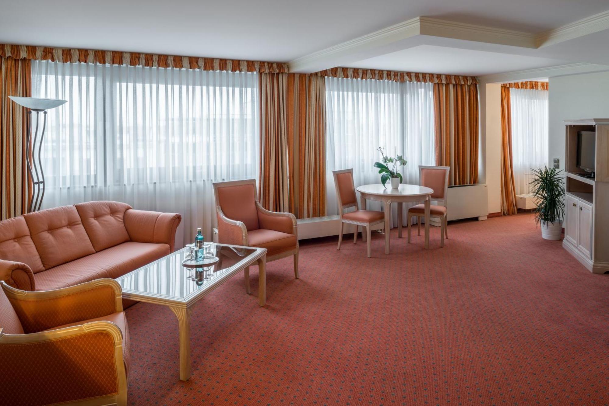 Executive Suite,942280450:JPEG