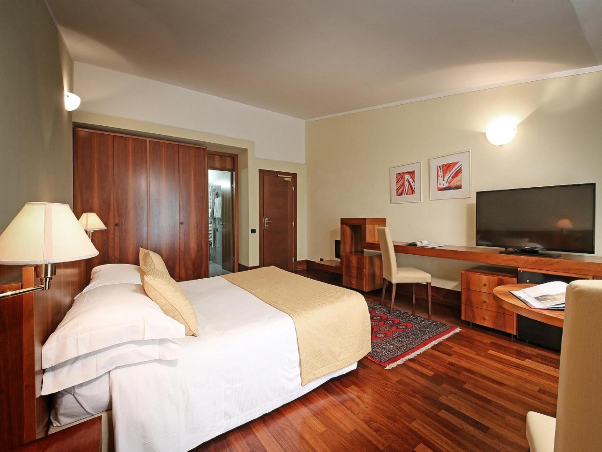Deluxe Doppel- oder Zweibettzimmer mit Balkon und Seeblick