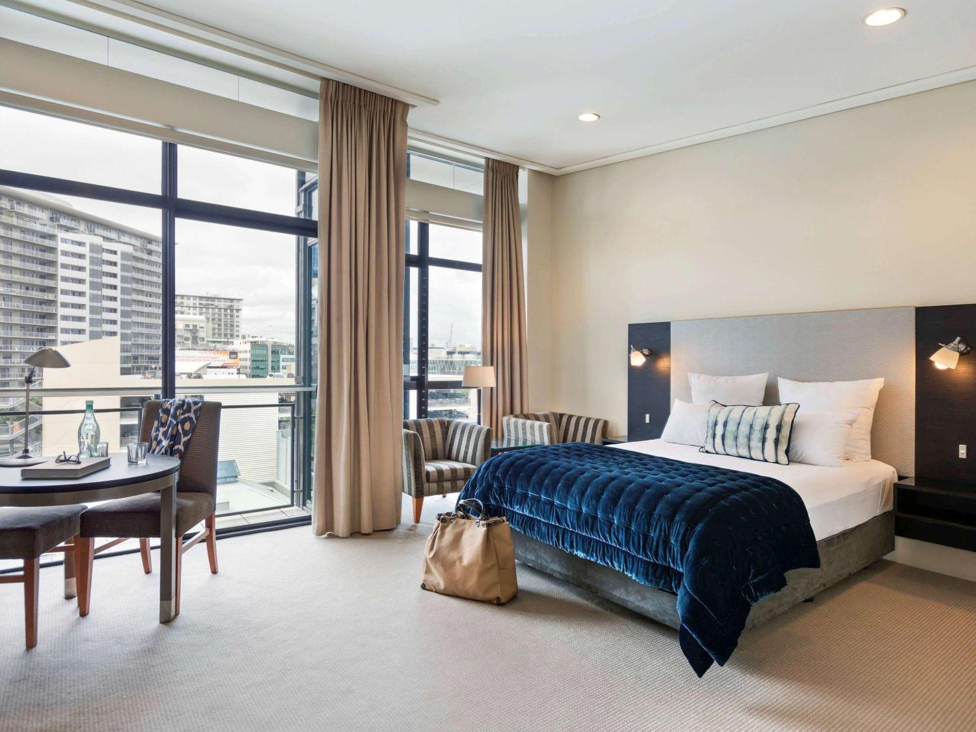 Queen Studio Suite City View