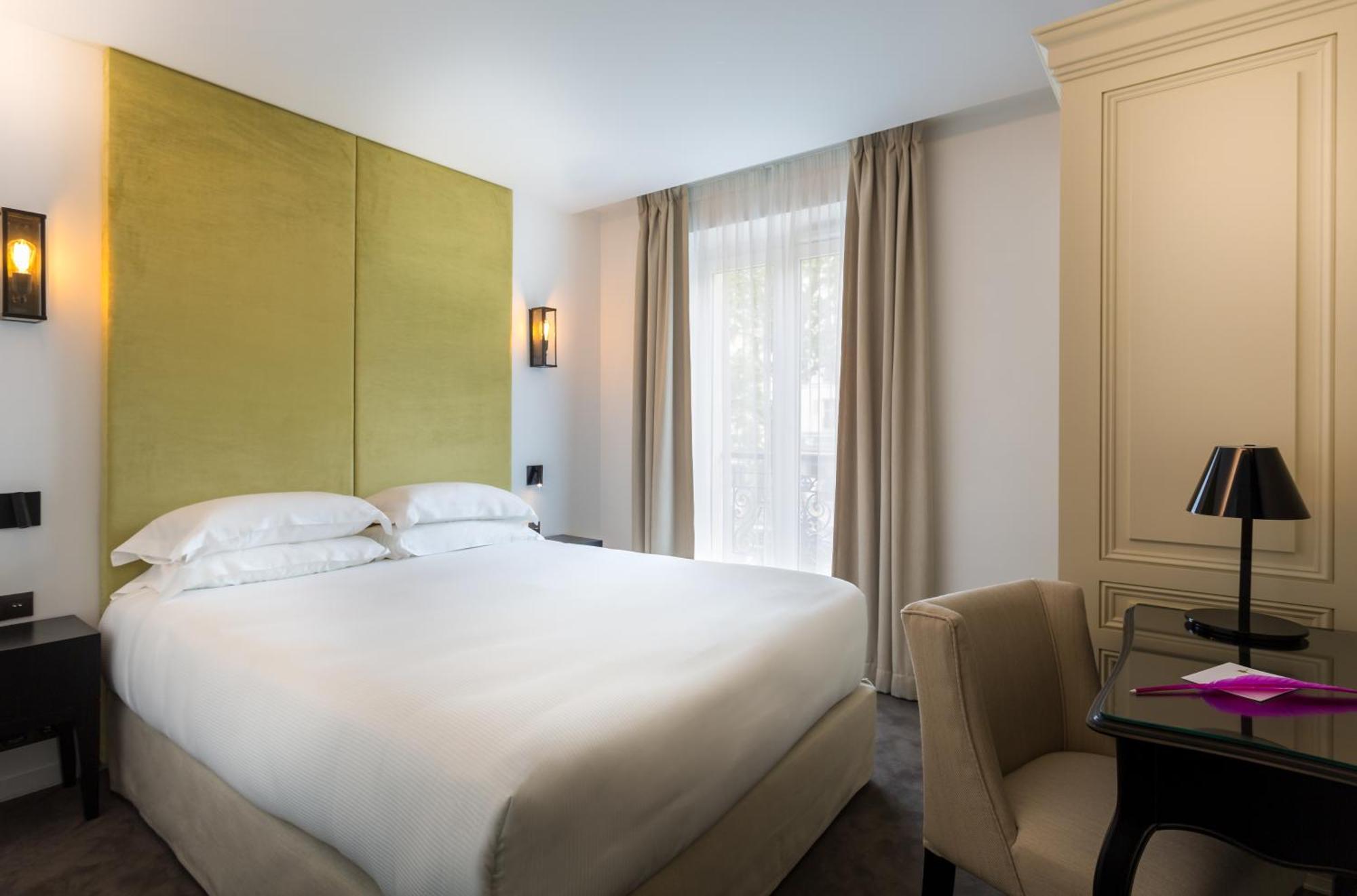 Chambre Double Baronne – Vue Latérale sur Tour Eiffel
