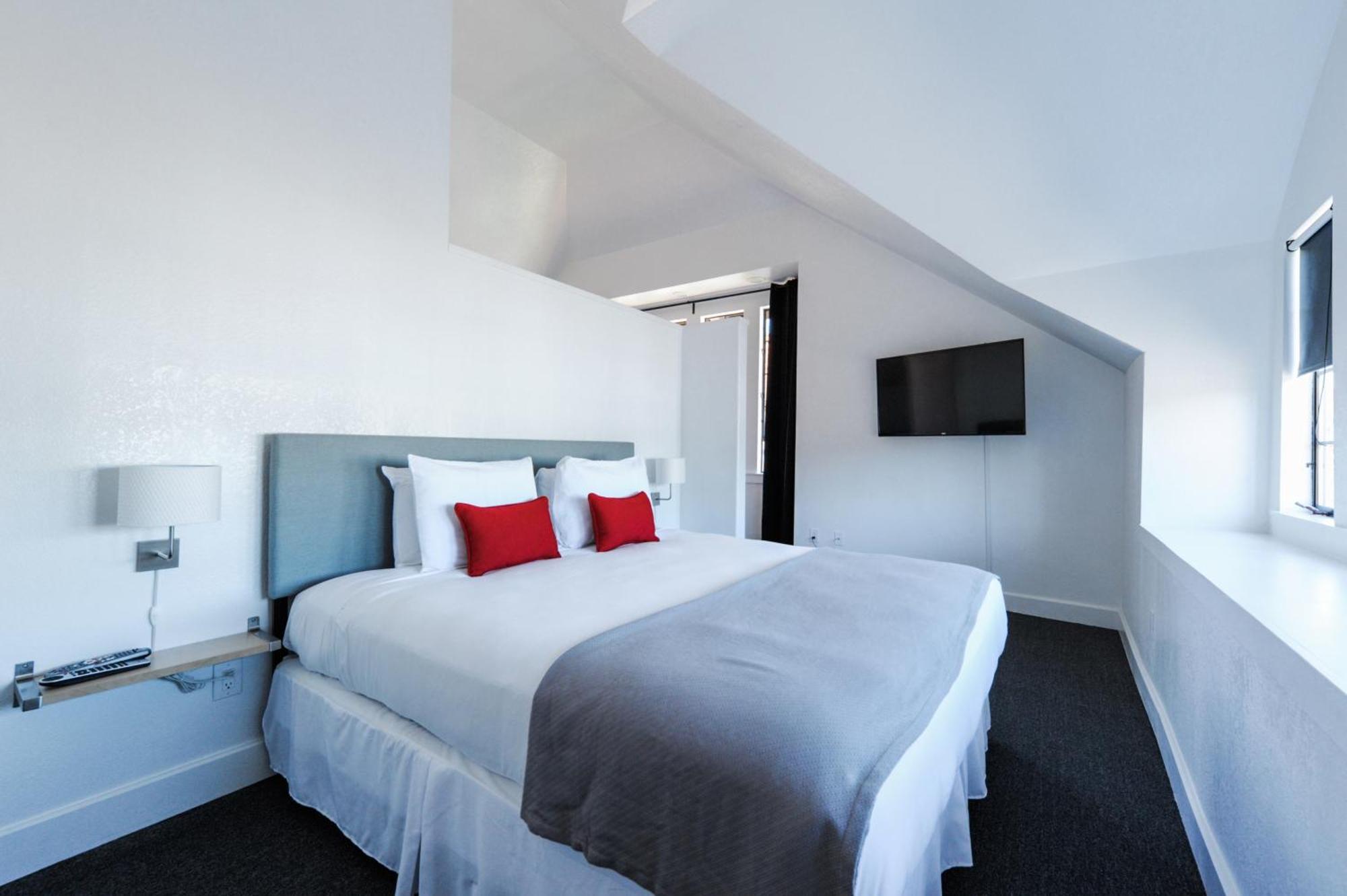 Deluxe King Suite