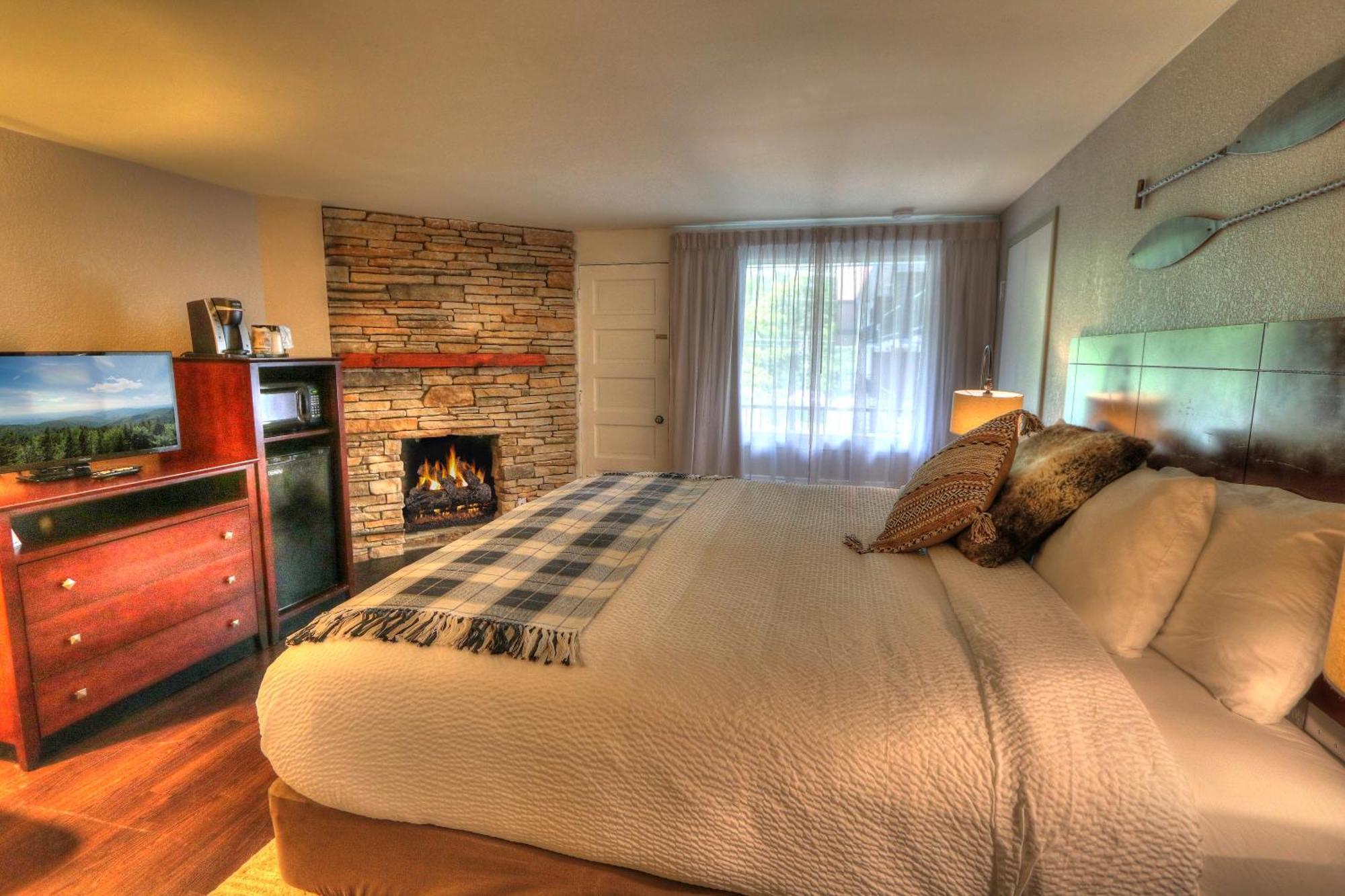 Deluxe King Bed Jacuzzi Fireplace Balcony,701217229:JPEG