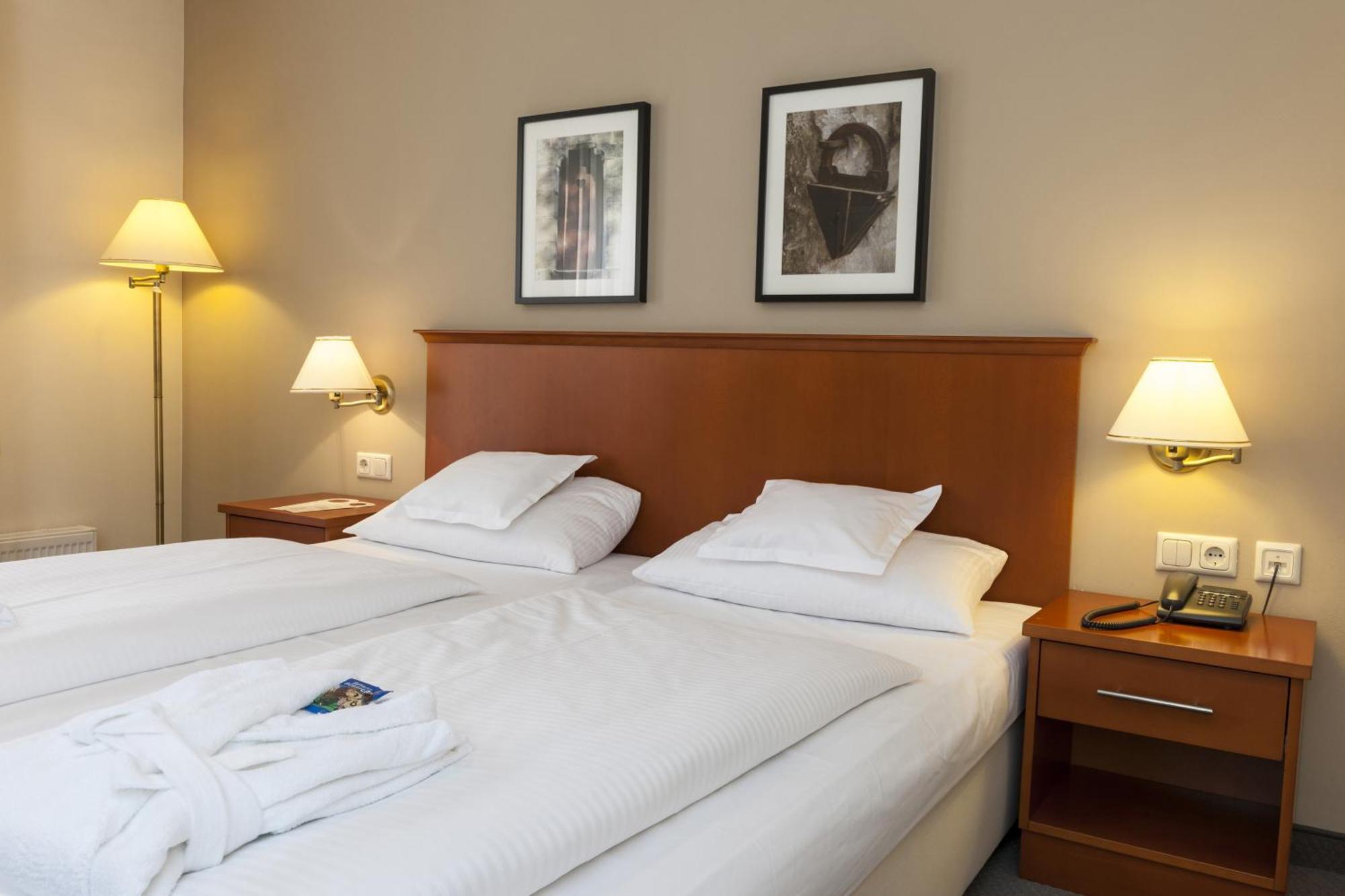 Standard Room,702504928:JPEG