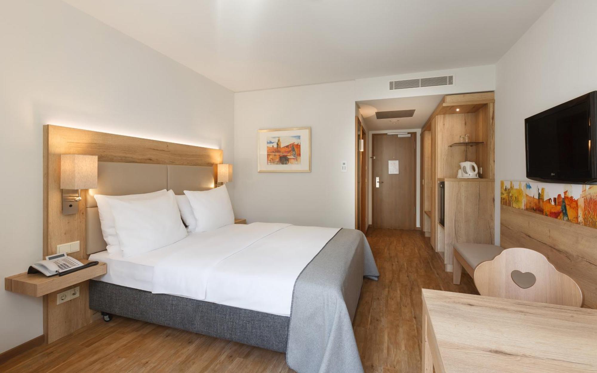 Standard Queen Room