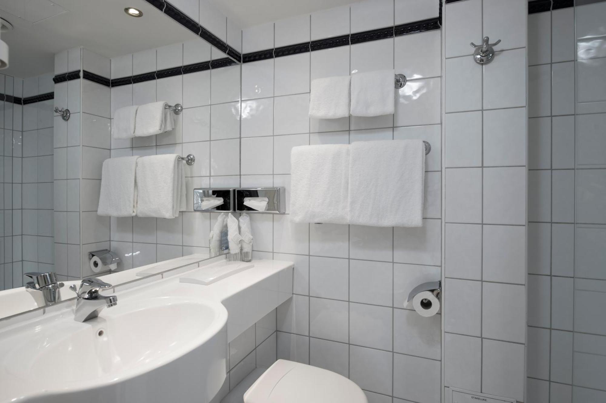 Standard Queen Room