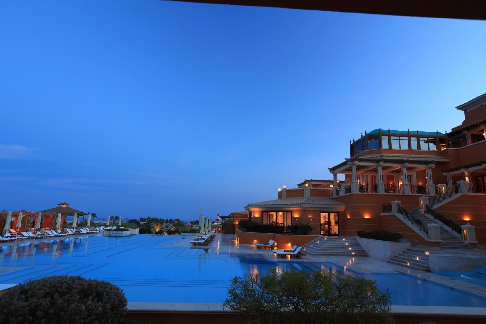 Executive Zimmer mit Kingsize-Bett oder 2 Einzelbetten sowie Golf-, Pool- und Meerblick
