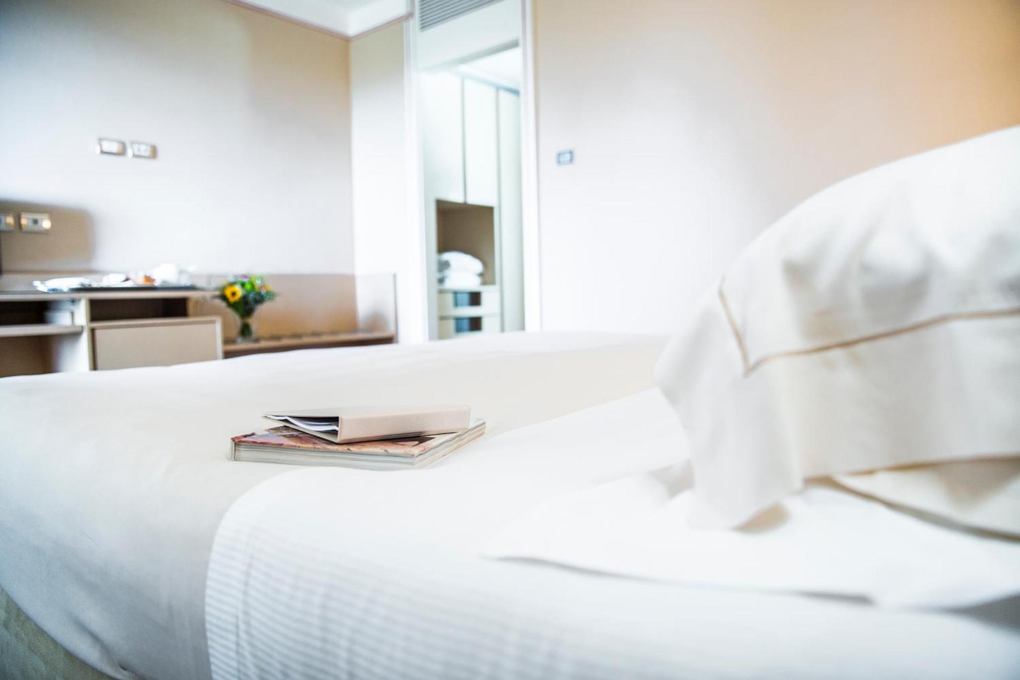 Standard Room Partial Lake View Spa Access