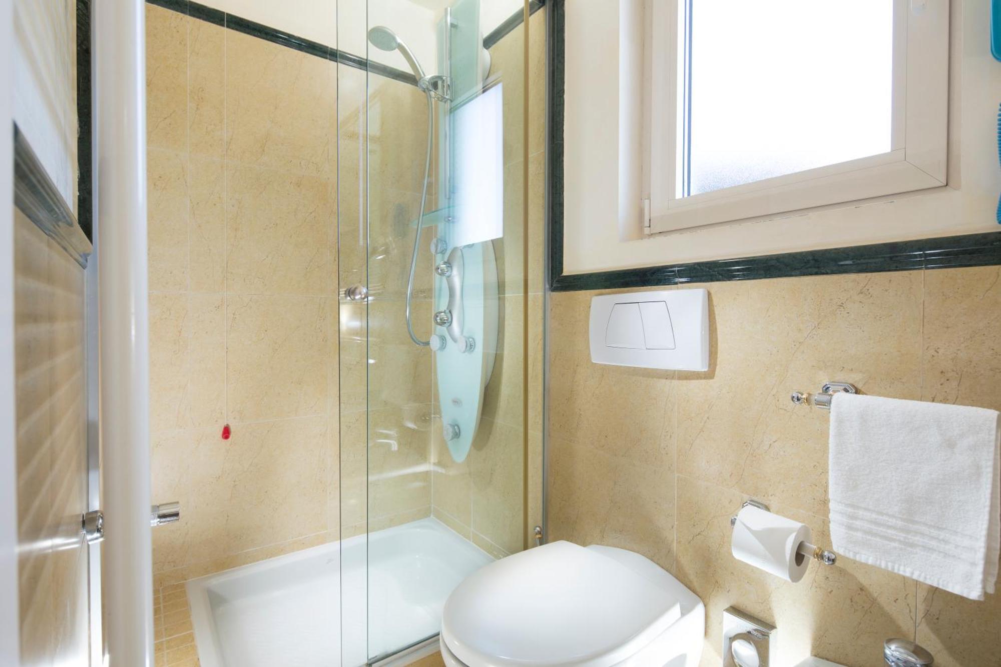 Queen Room with Spa Bath