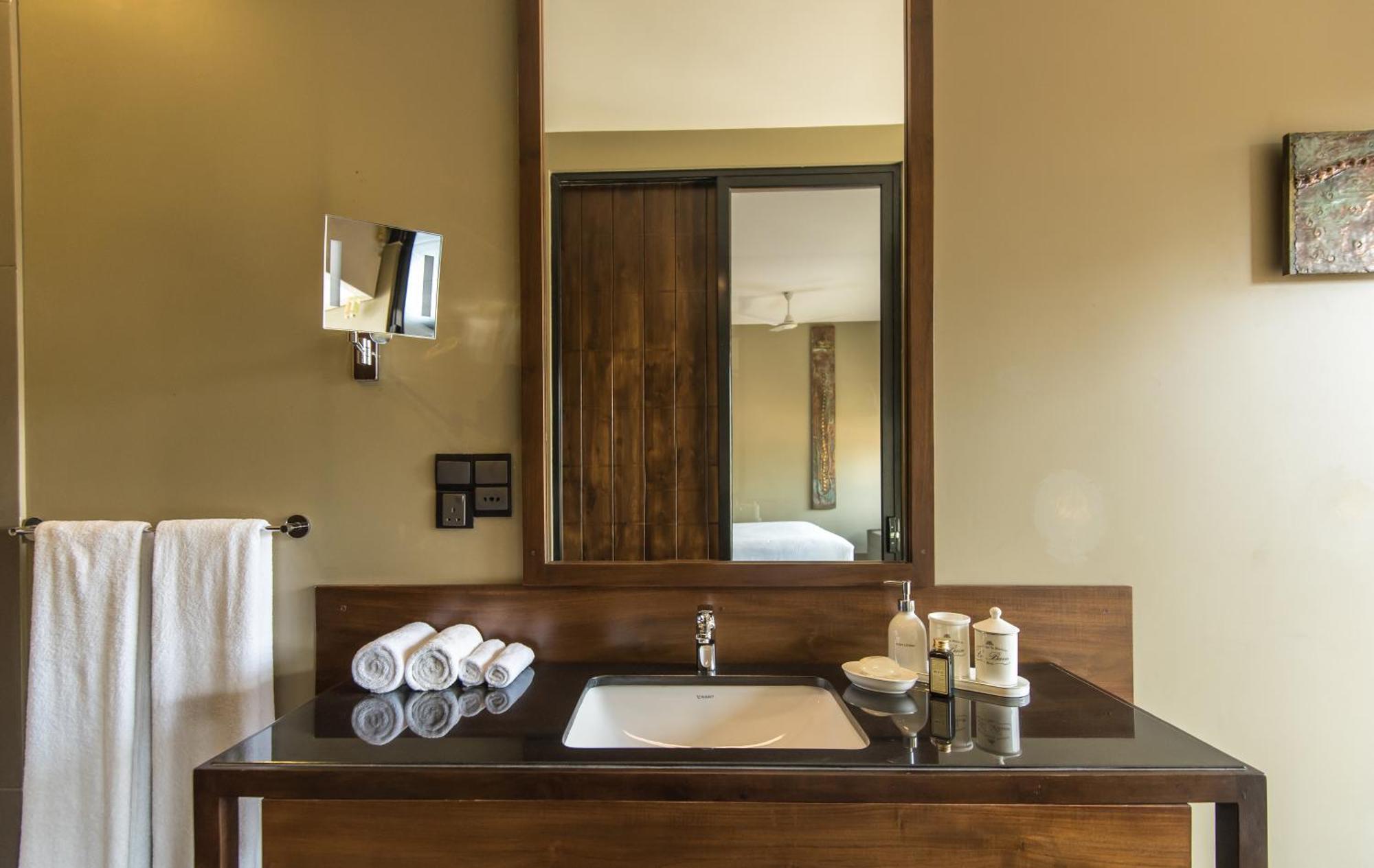 Deluxe Double Room at Lu Lin restaurant & the Canopy Bar,711092863:JPEG