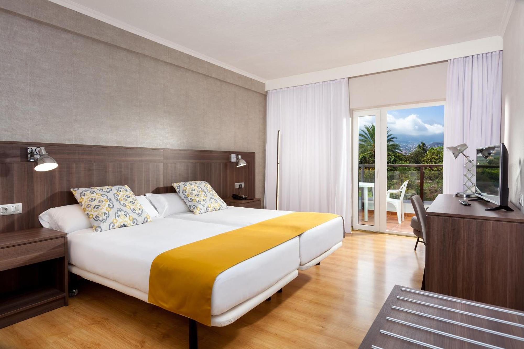 Double or Twin Room with Mountain View