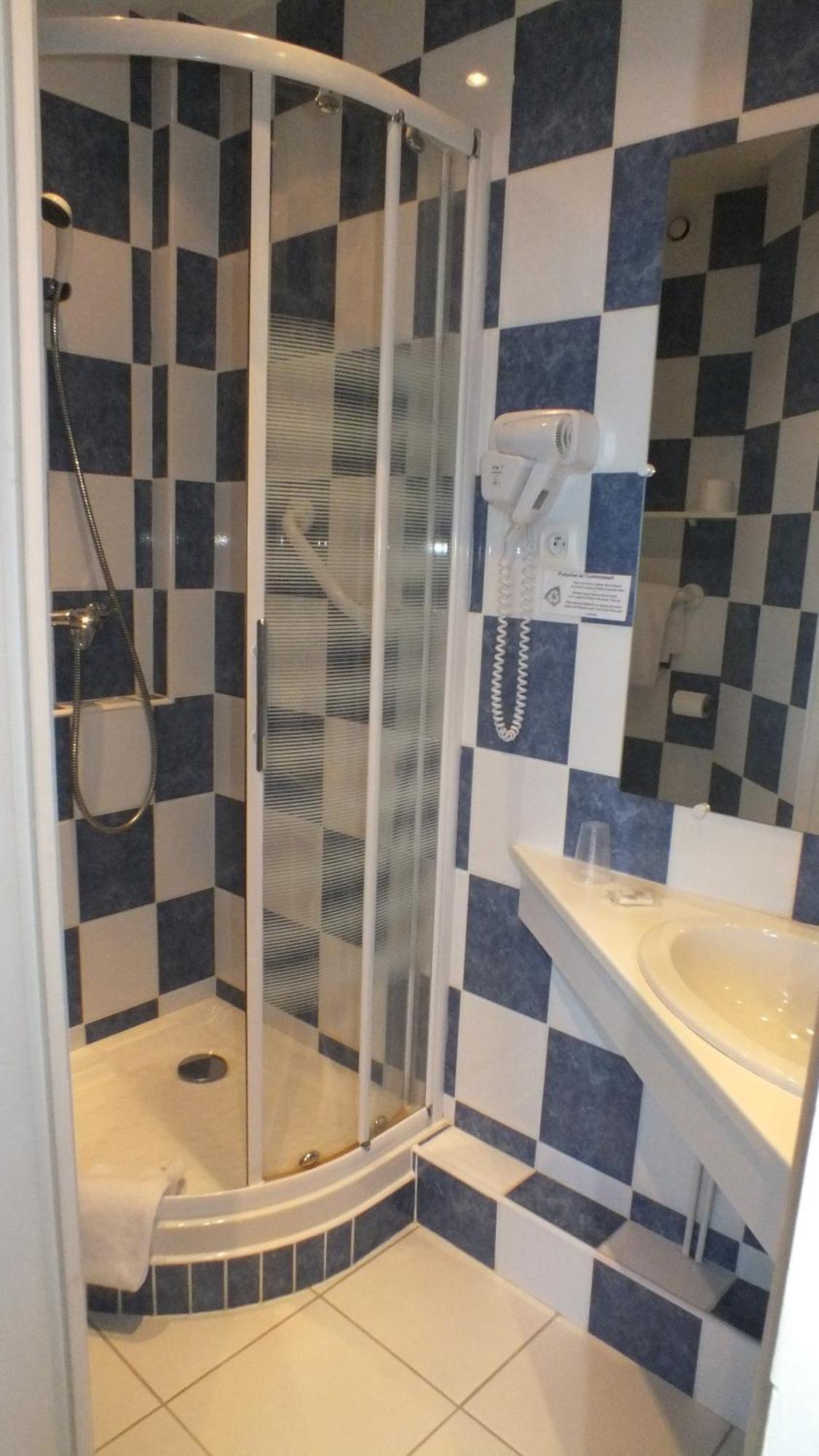 Chambre Simple Standard avec Douche - Côté Rue - 8 m²