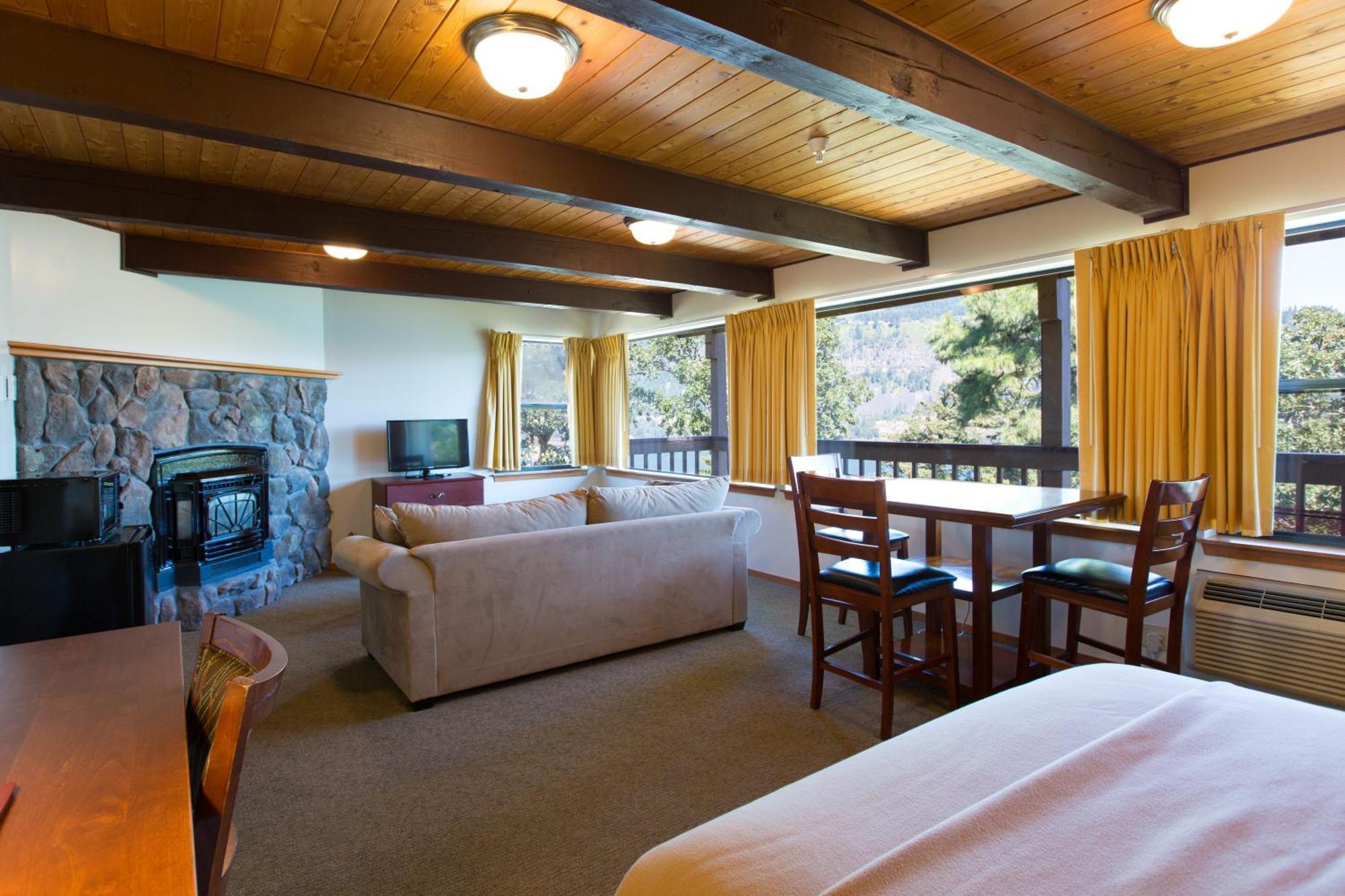 Premium, 1 King Bed, 1 Queen Bed, Fireplace, River view with Balcony (Pet Friendly)