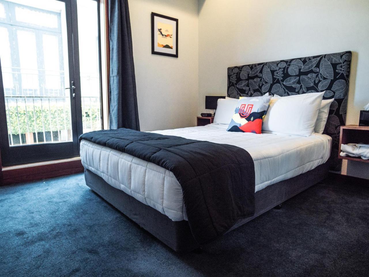 Queen Studio with Private Detached Bathroom