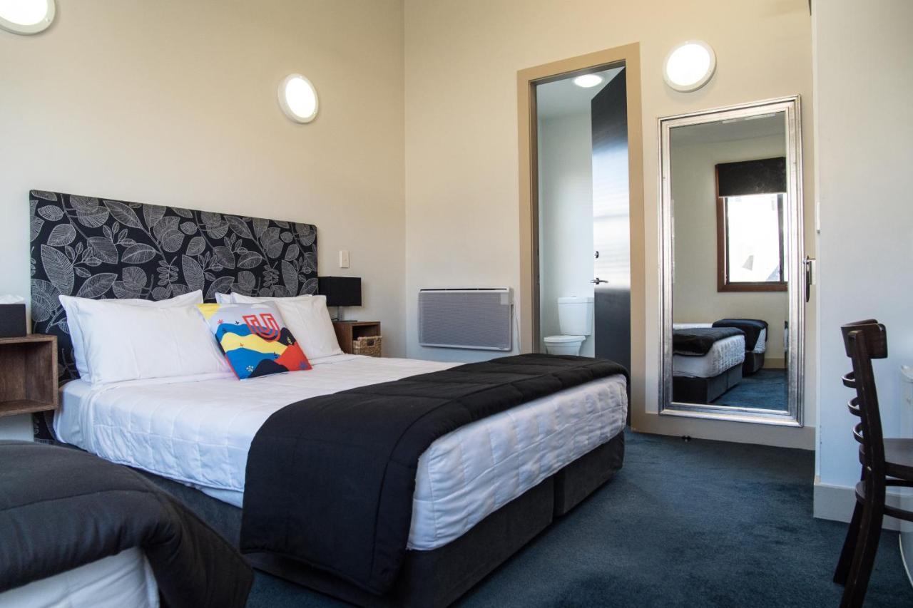 King + 1 Single with Ensuite Bathroom