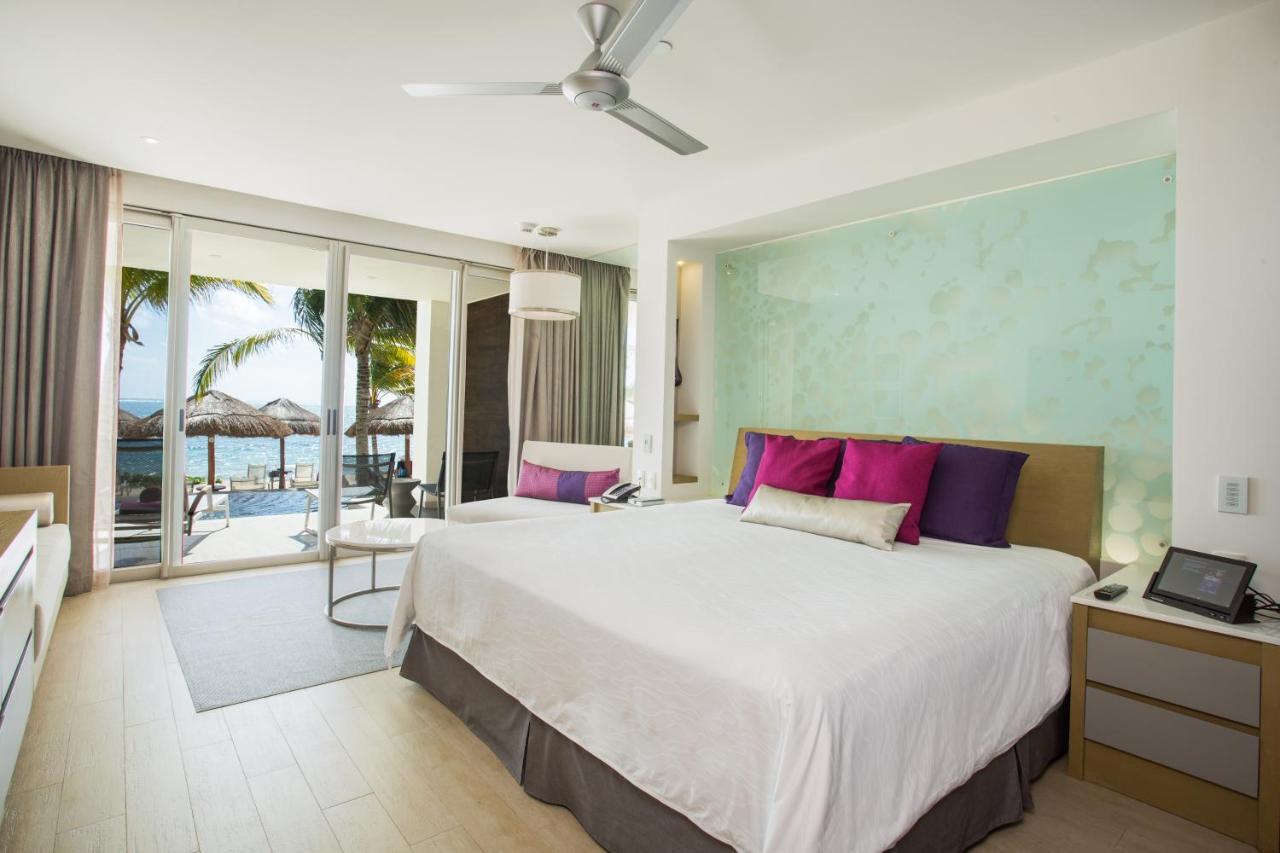 Suíte Júnior Xcelerate com Cama King-size, Acesso Direto à Piscina e Vista Tropical