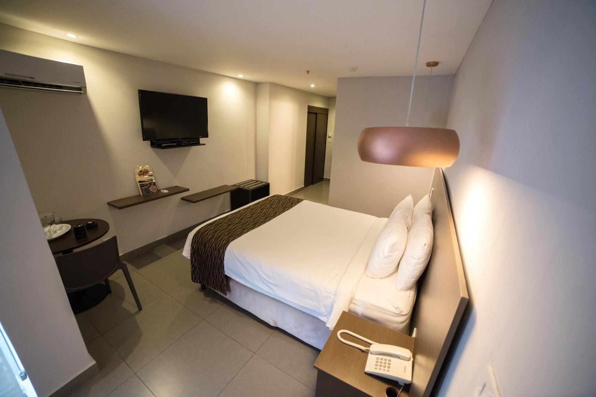 Habitación con cama grande
