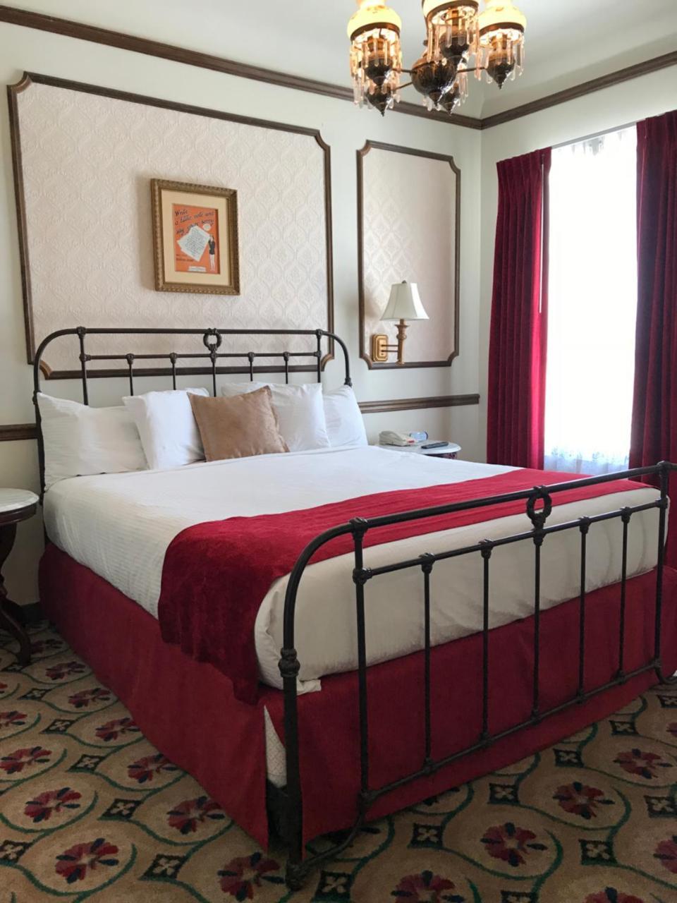Zimmer mit Kingsize-Bett