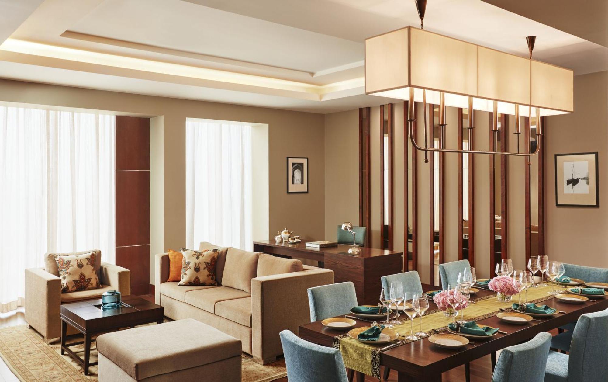 Luxury Suite King Bed - Lounge Access & 2 way Airport Transfers