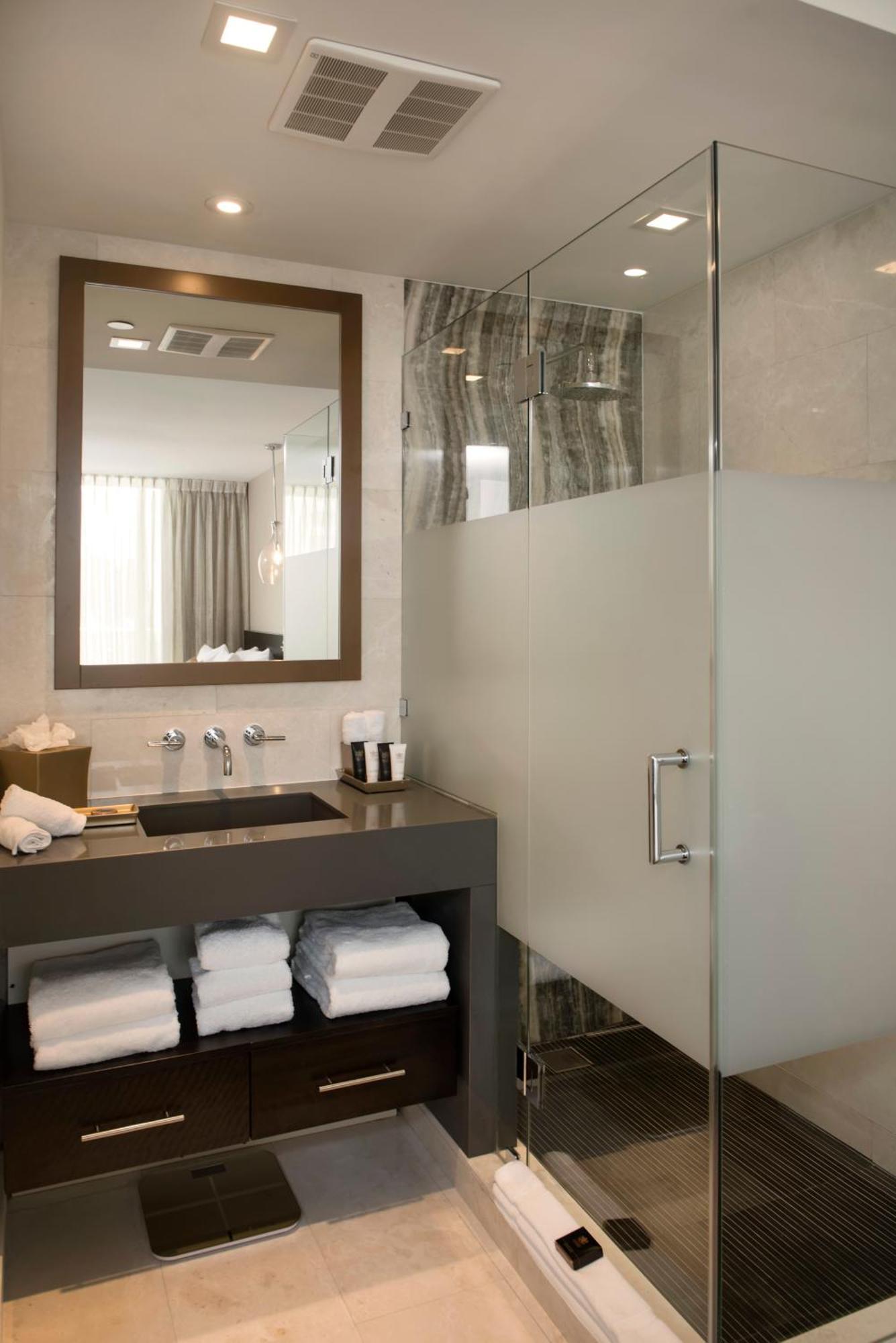 Quarto duplo com cama queen-size, vista da piscina e varanda