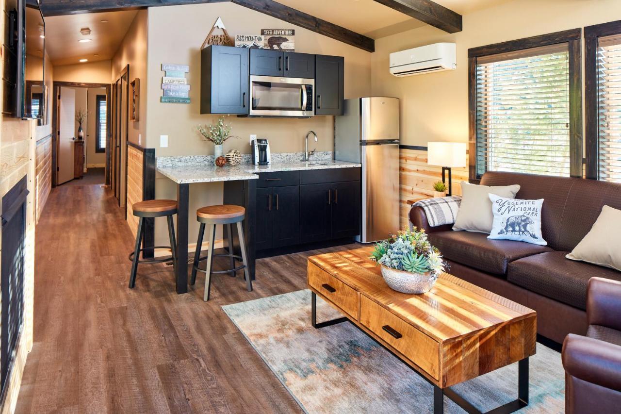 Deluxe Explorer Cabin One King, One Queen
