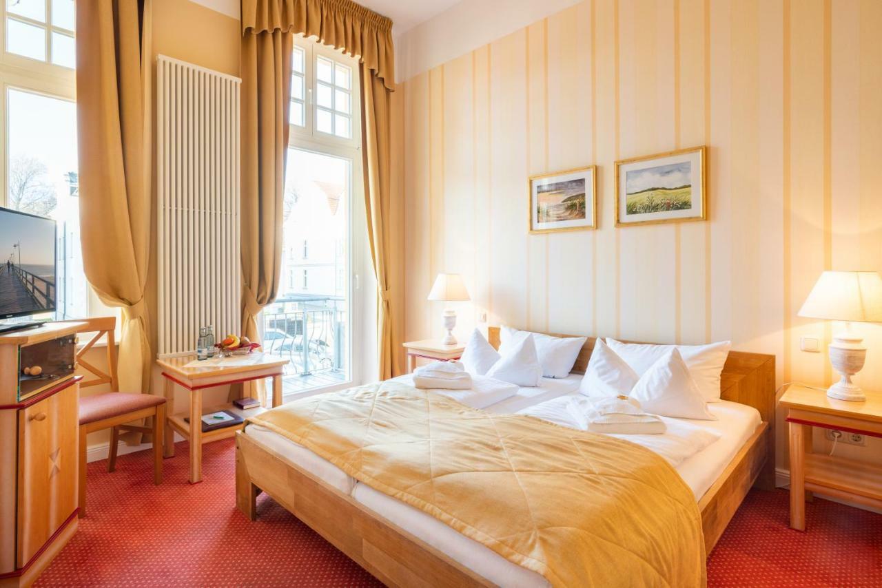 Doppelzimmer mit Balkon und Landblick