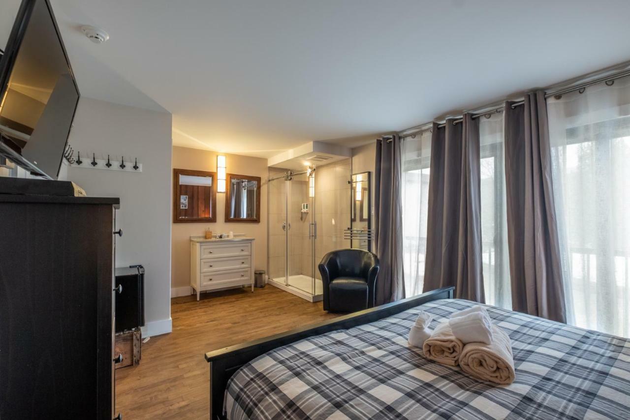 Chambre Lit King-Size avec Mini-Réfrigérateur