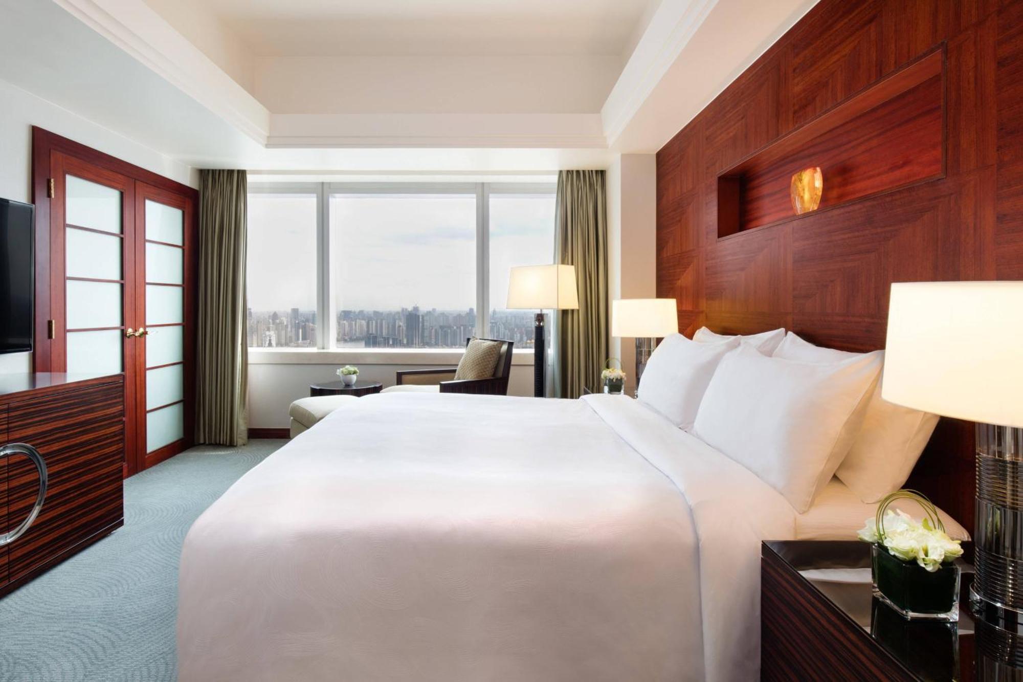 Executive Level King Suite with Sofa Bed and Skyline View
