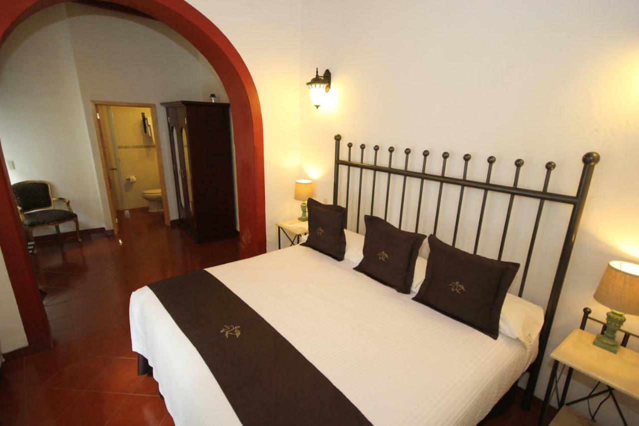 Habitación con cama extragrande.