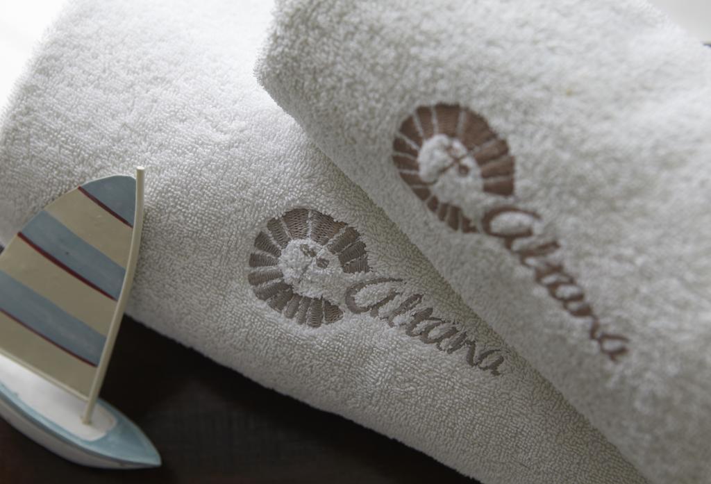 Honeymoon Suite with Outdoor Dip Pool and Caldera View