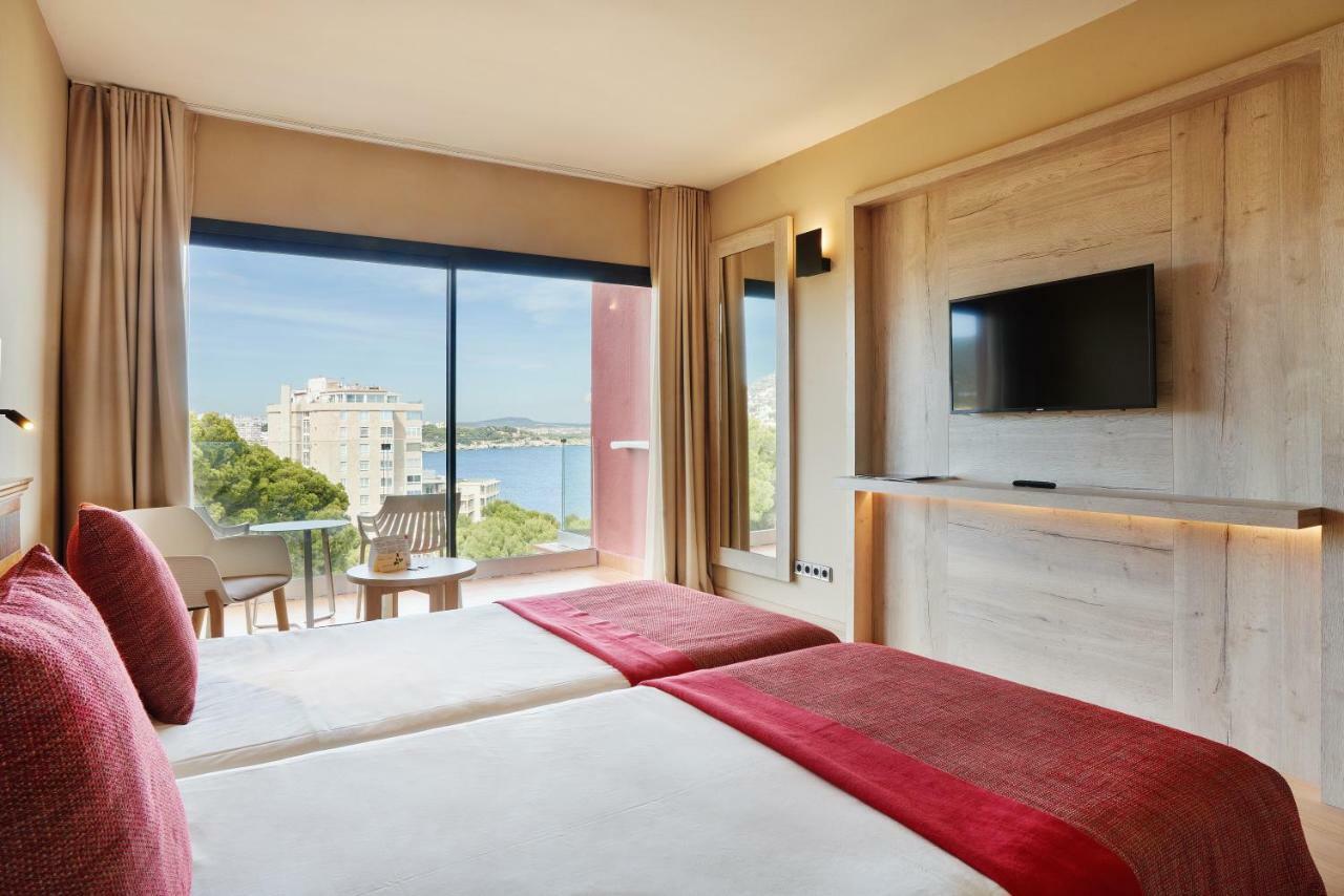 Zweibettzimmer mit Balkon und seitlichem Meerblick