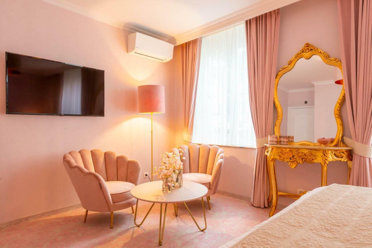 Pink Suite,886097836:JPEG