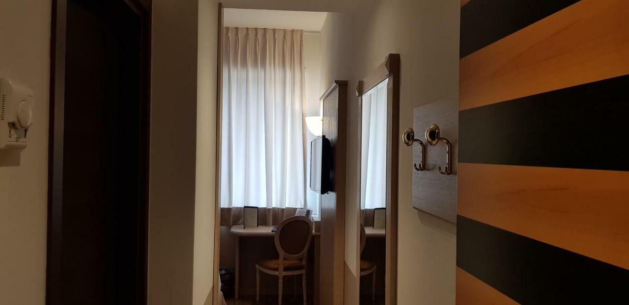 Single Room,893299969:JPEG