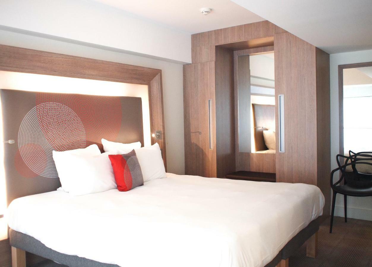 Two adjacents rooms