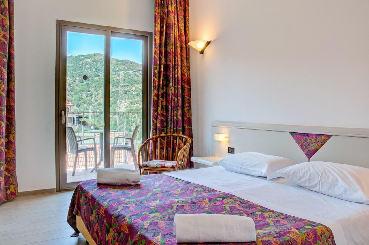 Chambre Double ou Lits Jumeaux - Vue Partielle sur Mer