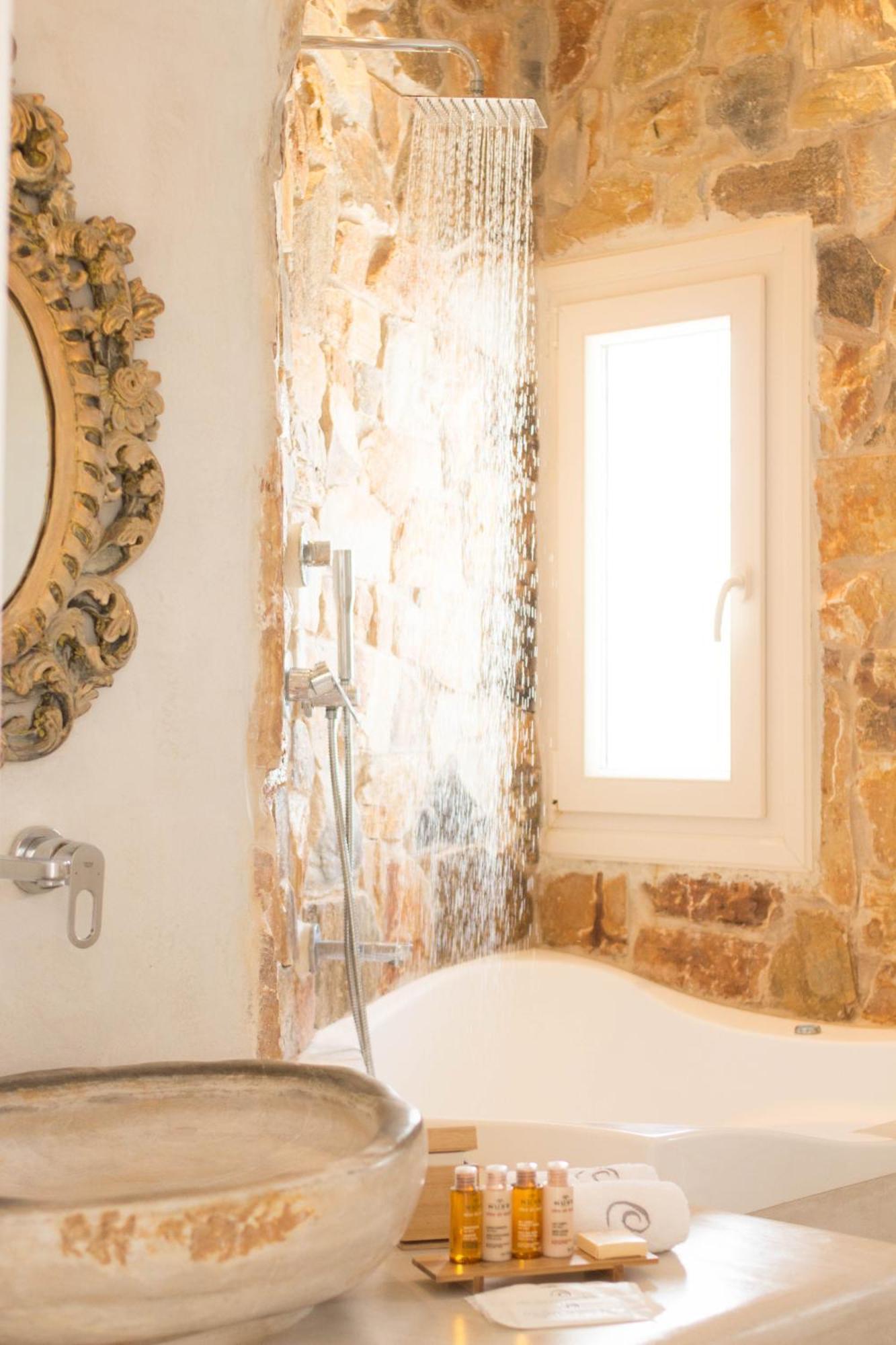 Luxuriöse Privatvilla mit 3 Schlafzimmern und Dekor mit Kunstwerken, Whirlpool im Freien und Panoramablick auf das Meer - Nebengebäude