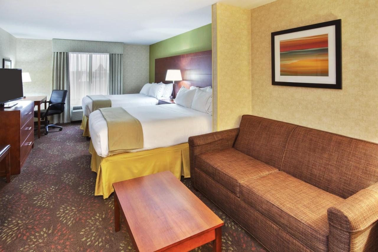 Queen Suite Two Queen Beds Sofa Bed,1276956523:JPEG