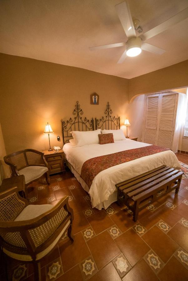 Habitación con cama extragrande.