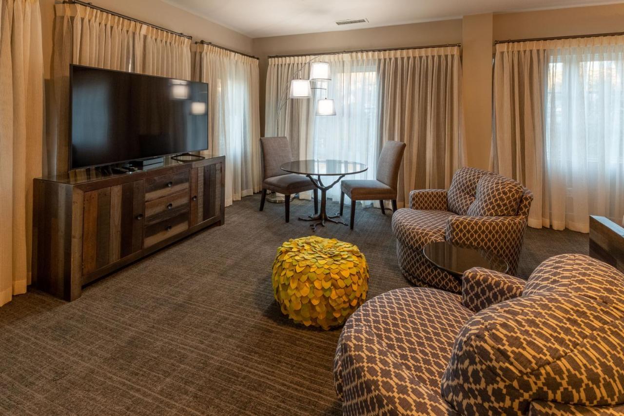 Executive Suite,974848168:JPEG