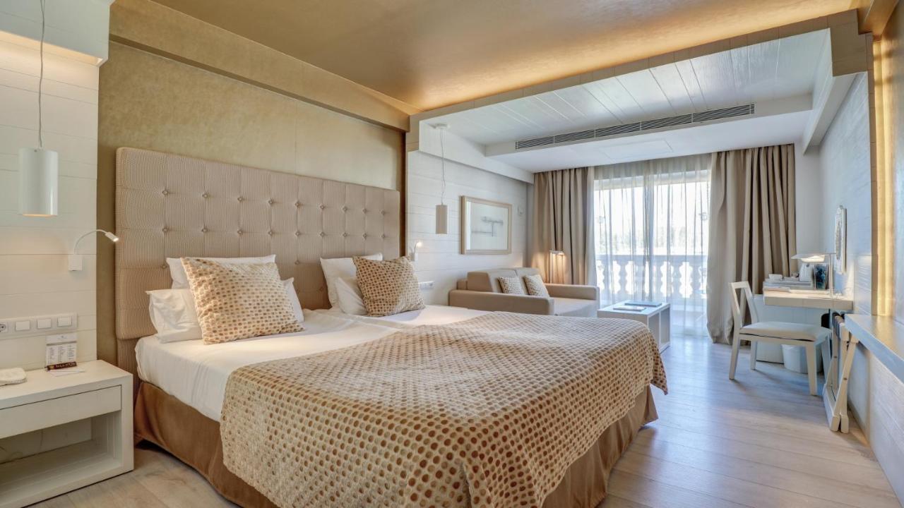 Chambre Double avec Balcon - Vue Latérale sur Mer
