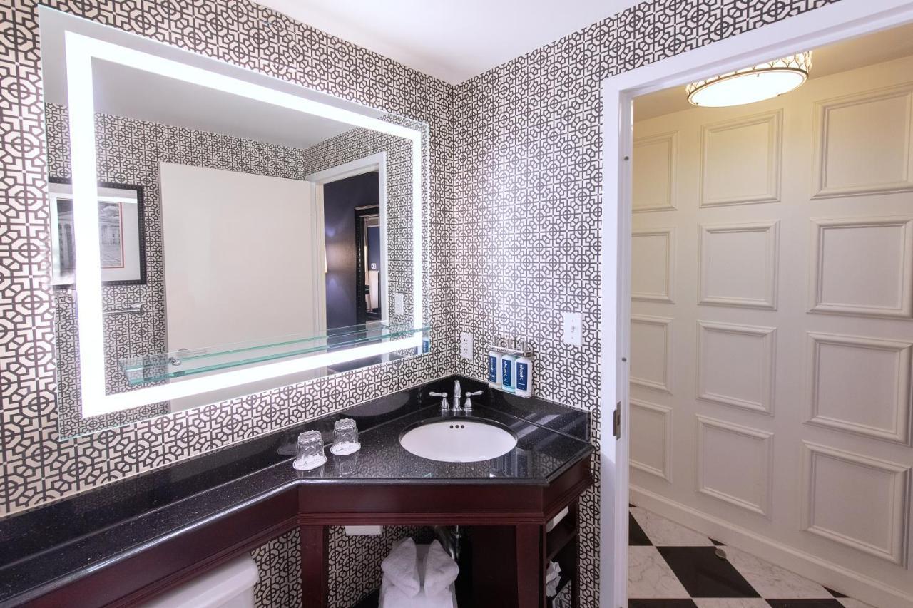Accessible King Roll Shower,1275423772:JPEG