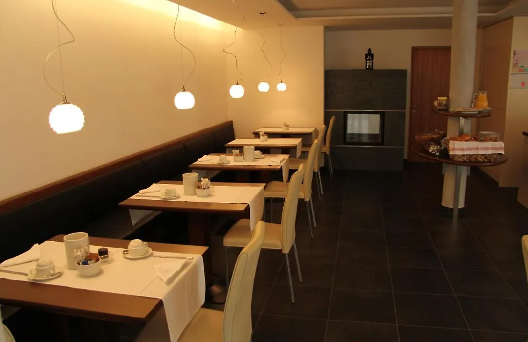 Garni - Hotel Am Burghuegel-1