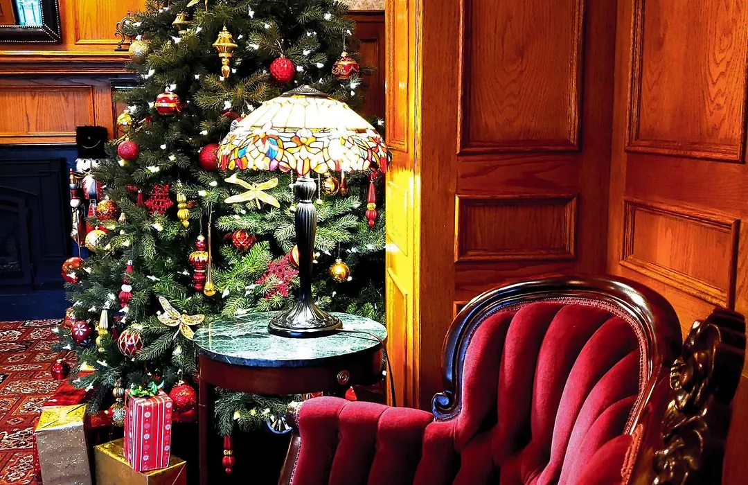 James Bay Inn Hotel, Suites & Cottage-1