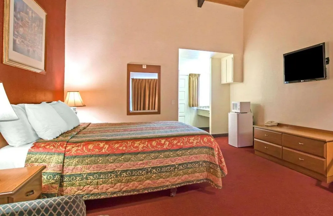 Rodeway Inn Fallbrook Downtown-1
