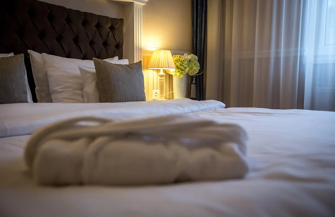 Queen'S Court Hotel & Residence-1