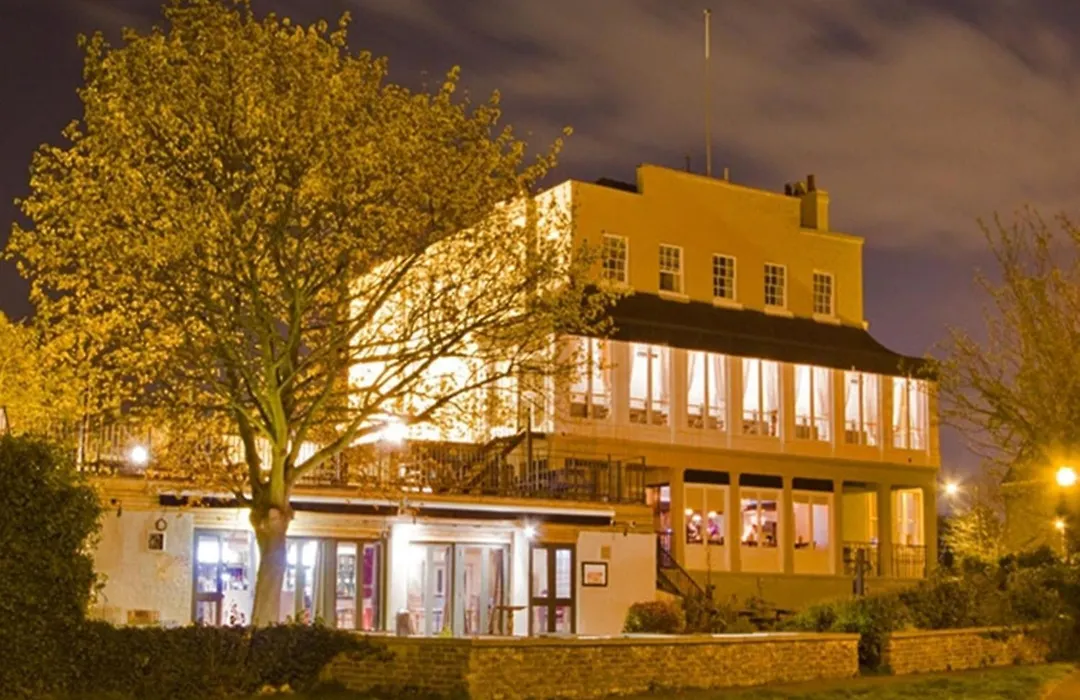 Royal Hotel, Bar & Grill-1
