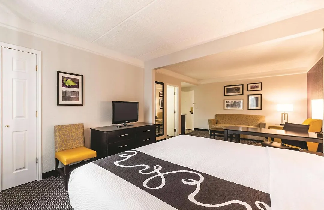 La Quinta Inn & Suites By Wyndham San Antonio Downtown-1