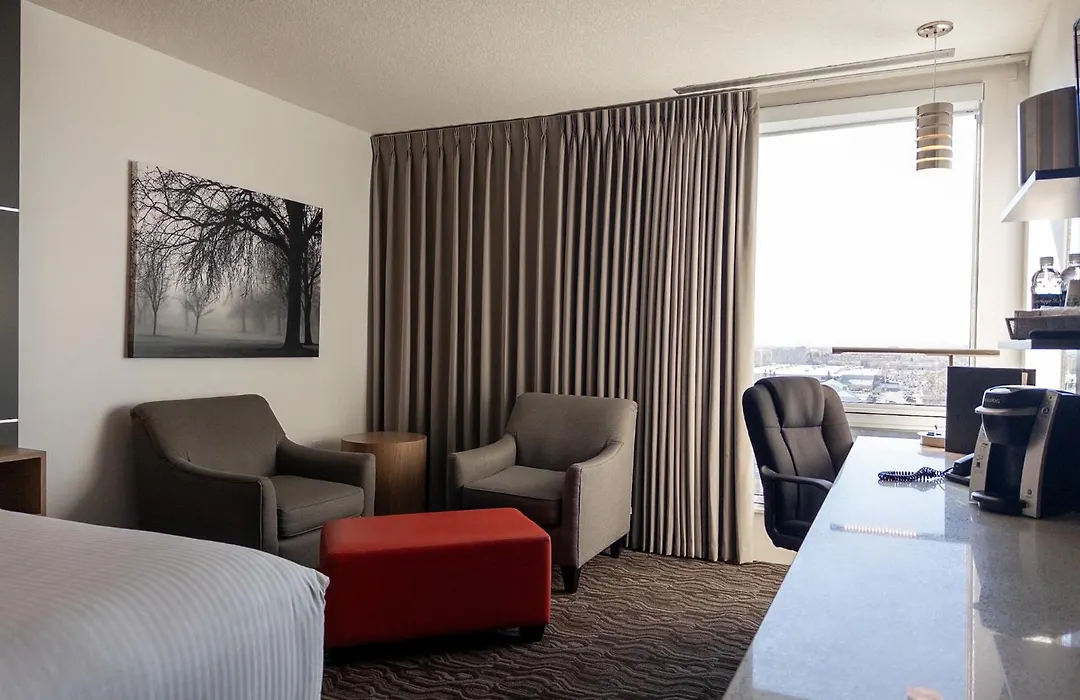 Carriage House Hotel And Conference Centre-1
